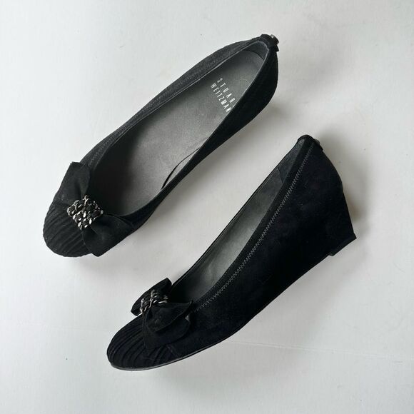 NWOB Stuart Weitzman ‘Pleats’ Chain Bow Wedges in Black Suede Size 8 - Picture 1 of 10